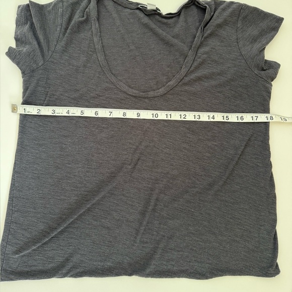 James Perse Deep V-Neck T-Shirt in grey Cotton & Modal Blend Size 2 / Medium - Picture 4 of 5